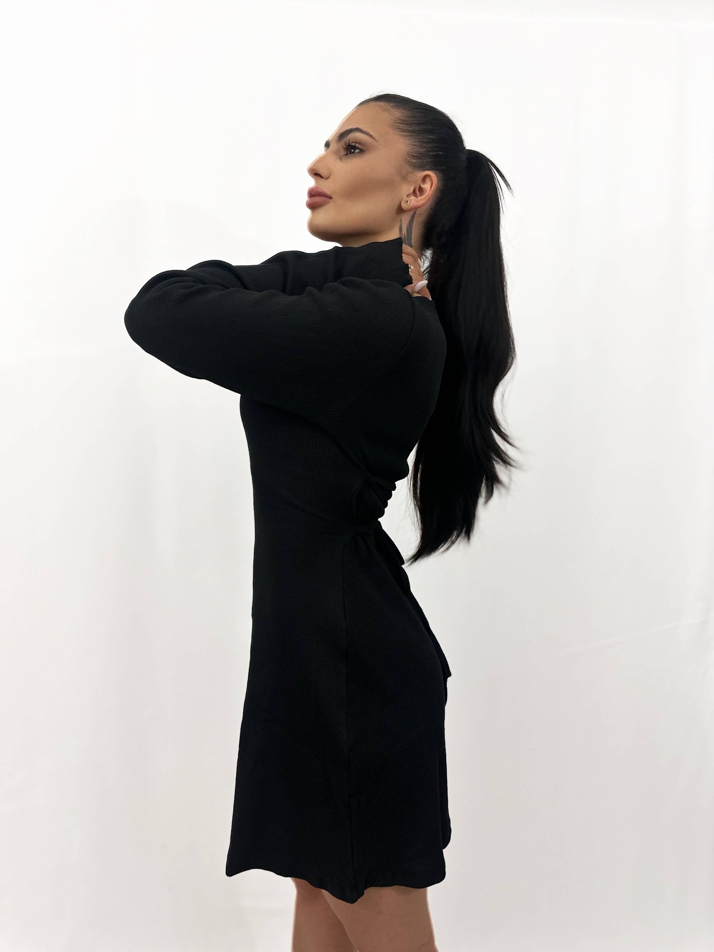 Rochie neagră mini cu mânecă lungă – eleganță și versatilitate pentru orice ocazie