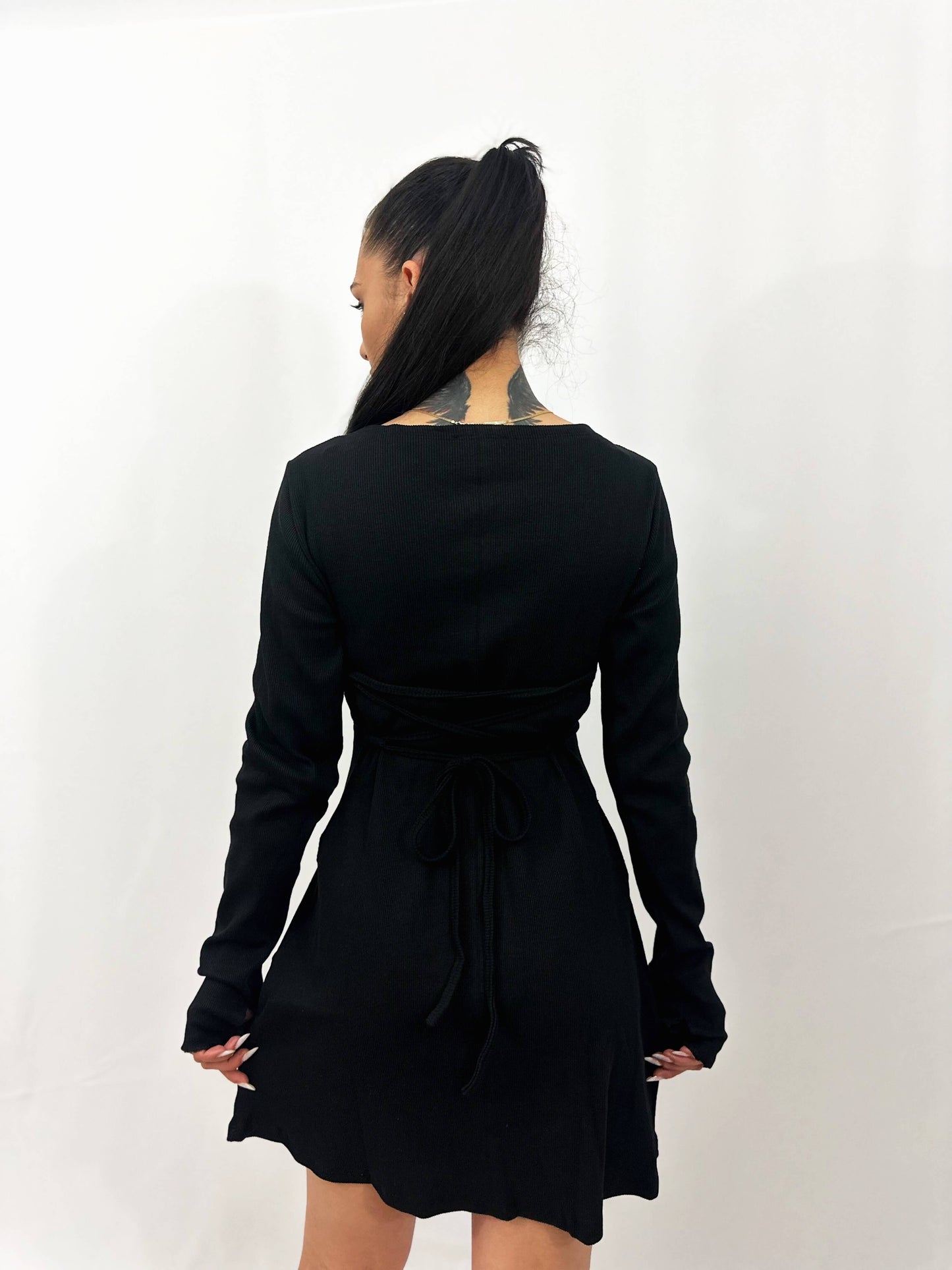 Rochie neagră mini cu mânecă lungă – eleganță și versatilitate pentru orice ocazie