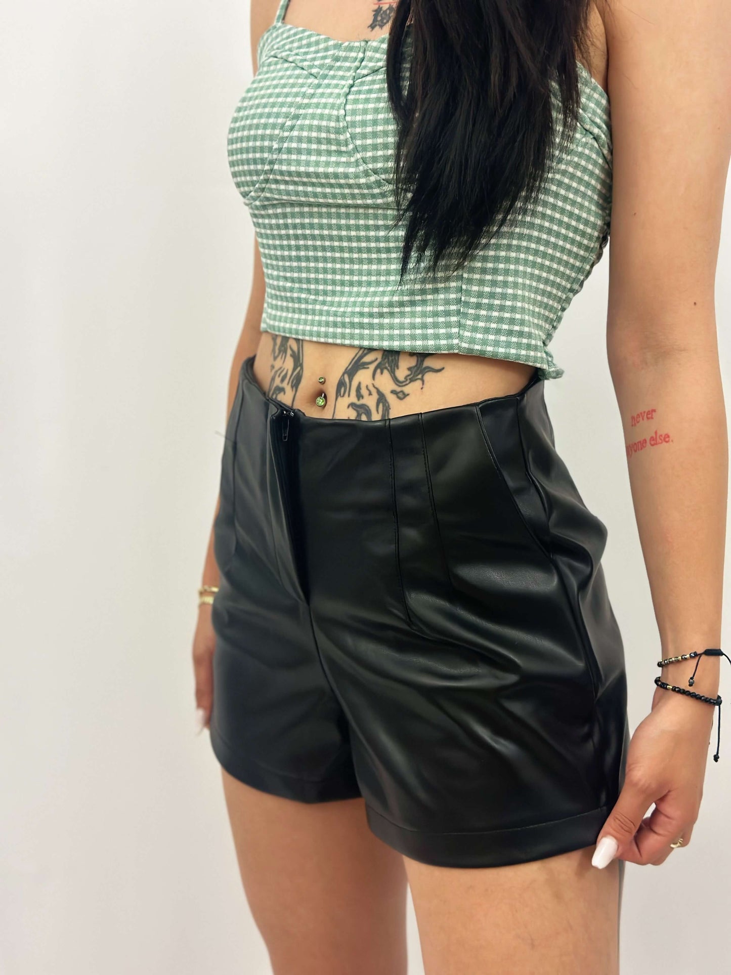 Pantaloni scurți negri din piele – atitudine și stil urban într-o piesă statement
