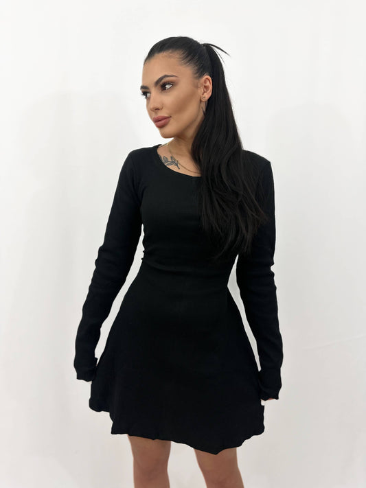 Rochie neagră mini cu mânecă lungă – eleganță și versatilitate pentru orice ocazie