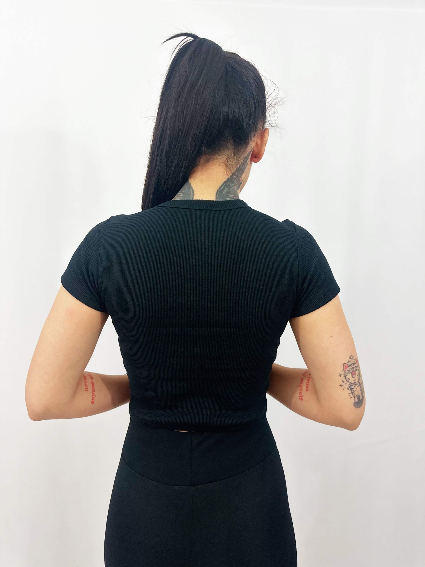 Crop top basic negru – piesa esențială pentru un look modern și versatil