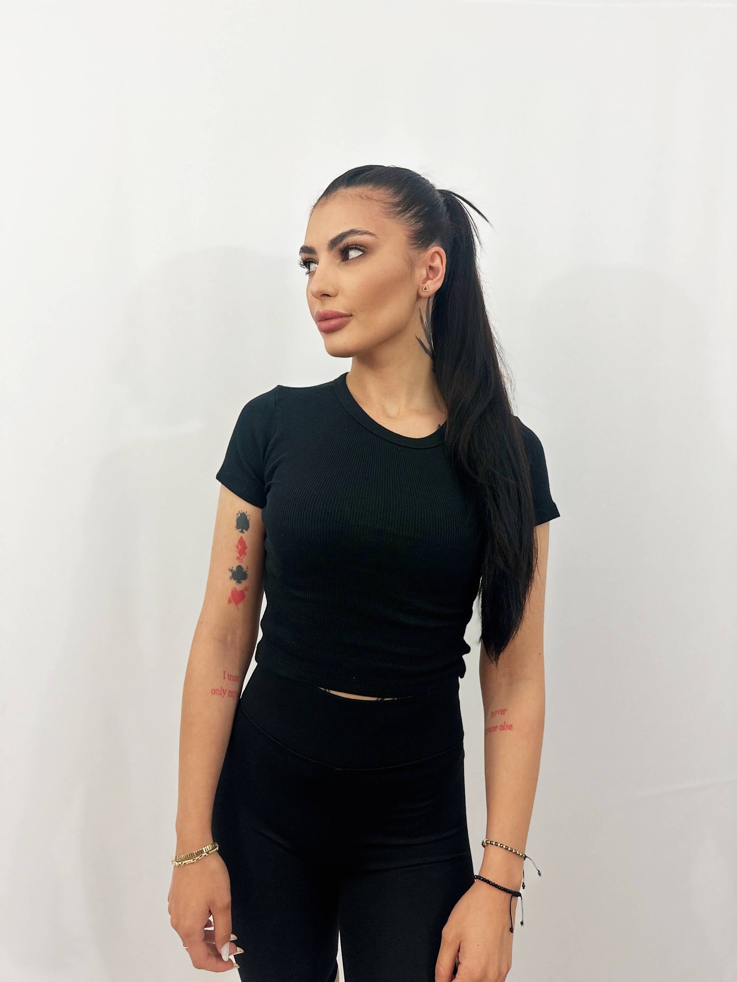 Crop top basic negru – piesa esențială pentru un look modern și versatil