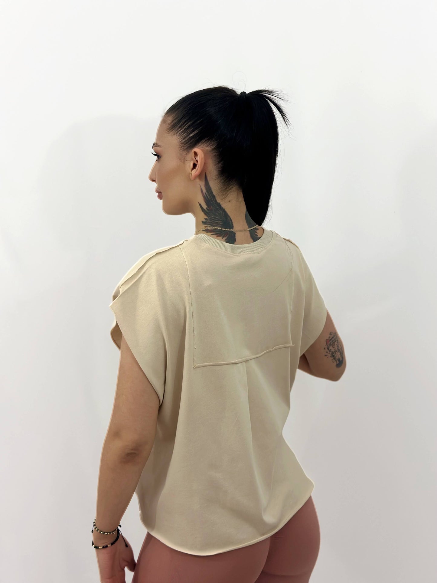 Tricou basic larg crem – confort și simplitate într-o piesă versatilă